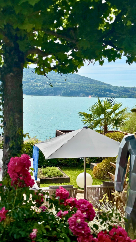 alt="Vue lac du restaurant Le Récif au bord du lac d’Annecy"