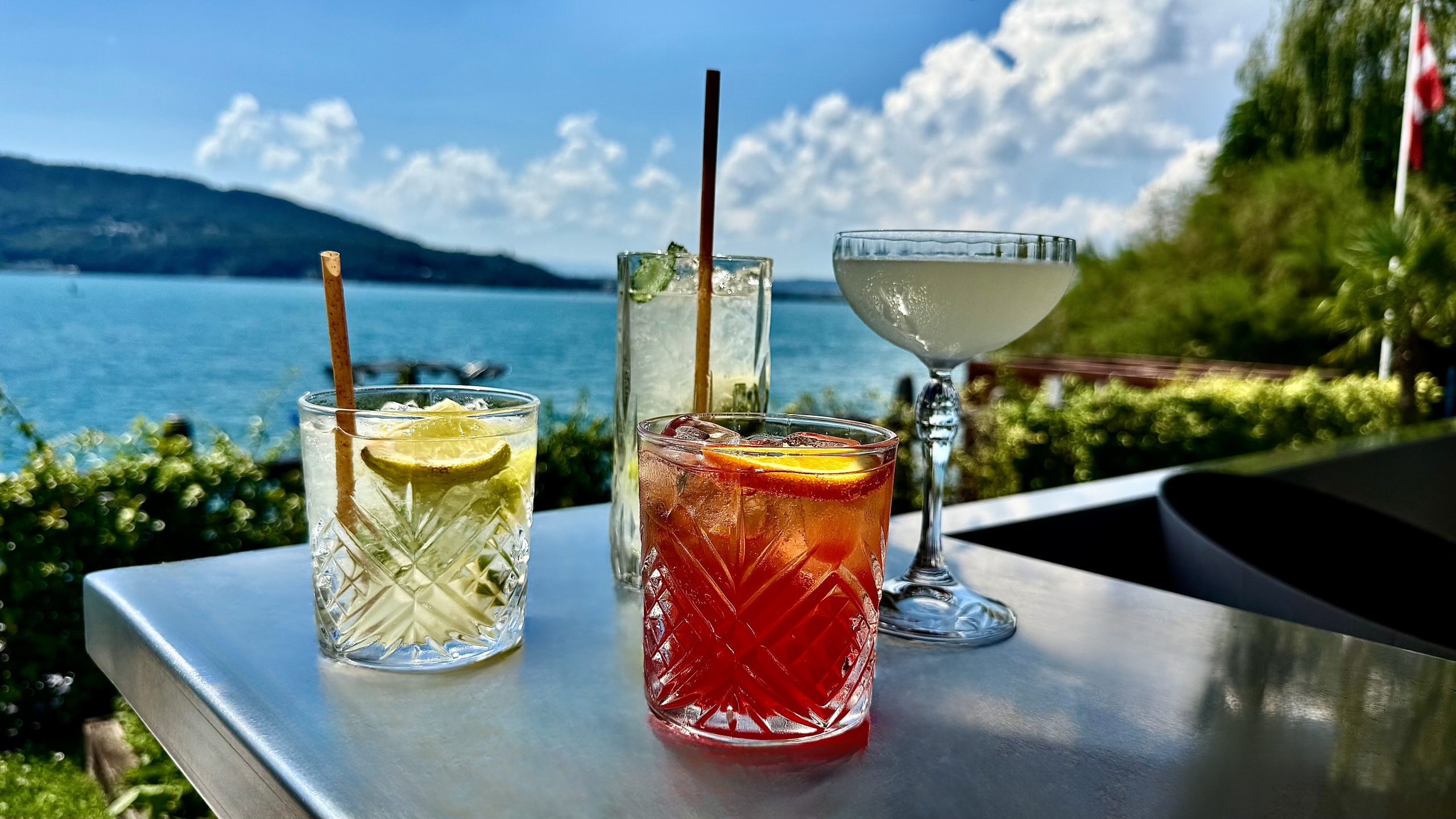alt="Cocktails le récif au bord du lac d’Annecy"
