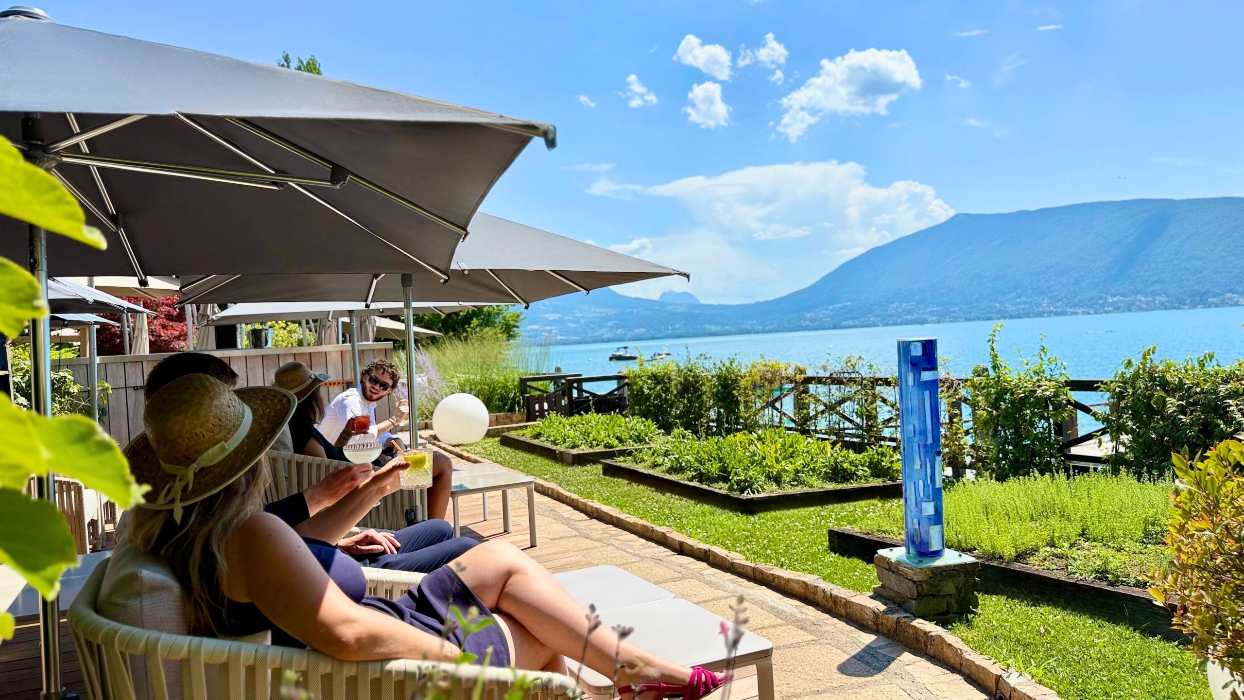 concept festival the reef Annecy lake alt="Terrasse du restaurant Le Récif au bord du lac d’Annecy"